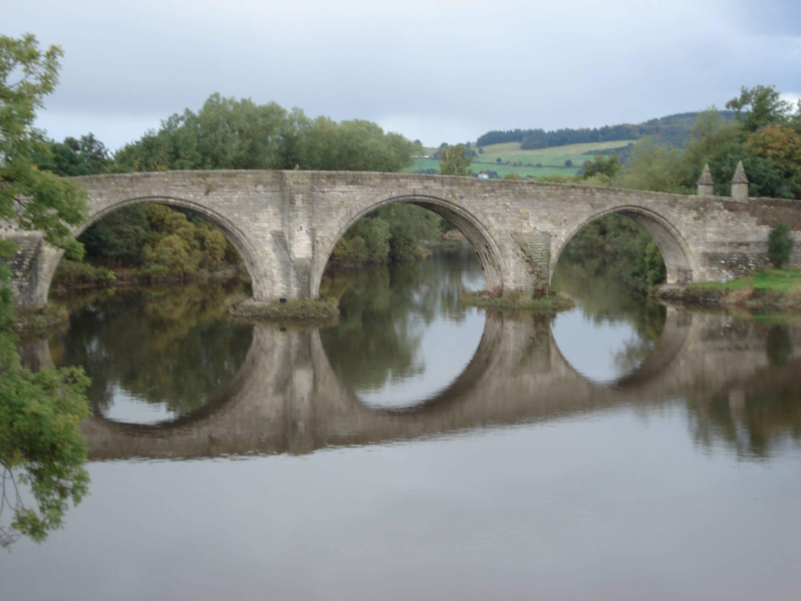 Pont en pierre se reflétant dans la rivière - photo de Nadine Offner